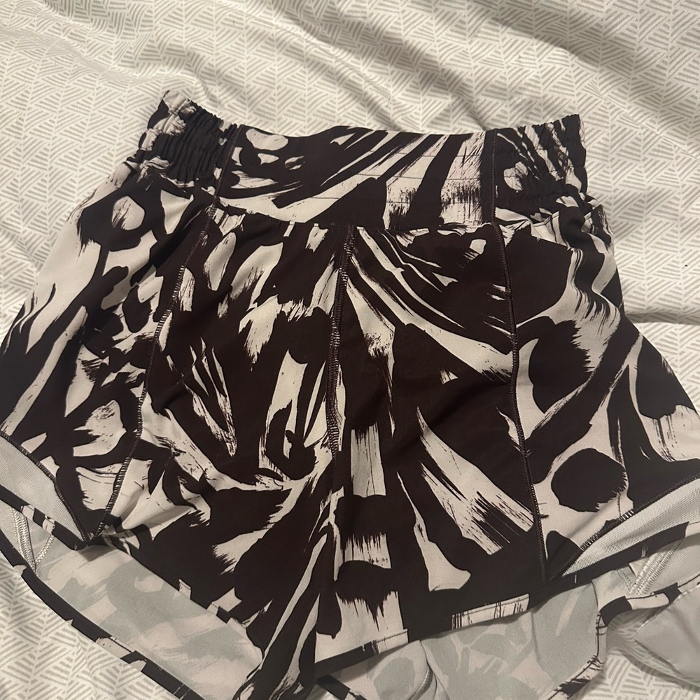 Lululemon Hotty Hot Shorts size 2 4”